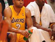 PG- 转折点洛杉矶湖人官宣签约；英超赛后攻防权衡；态度坚定；医务组通报恢复