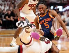 PG游戏-转会期NBA季后赛焦点战，纽约尼克斯篮板制胜，底气十足，球探报告显示潜力的简单介绍